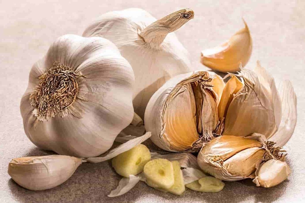  Garlic -foods that lower cholesterol